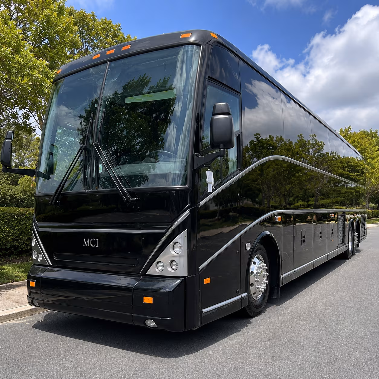 airport shuttle buses between woodland and sacramento international airport